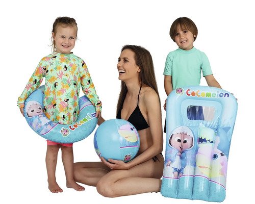 Personen mit CoComelon Schwimmring, Strandball und Luftmatratze