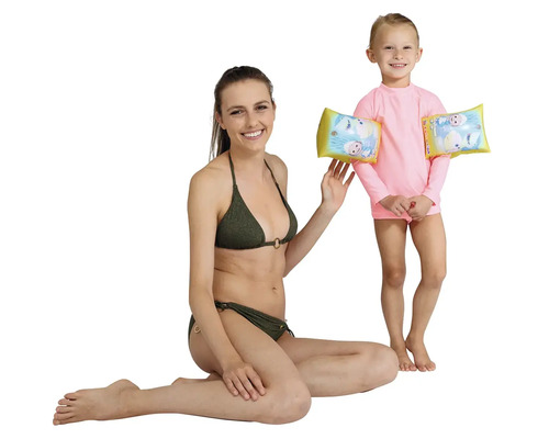 Frau im Bikini und Kind mit Schwimmflügeln