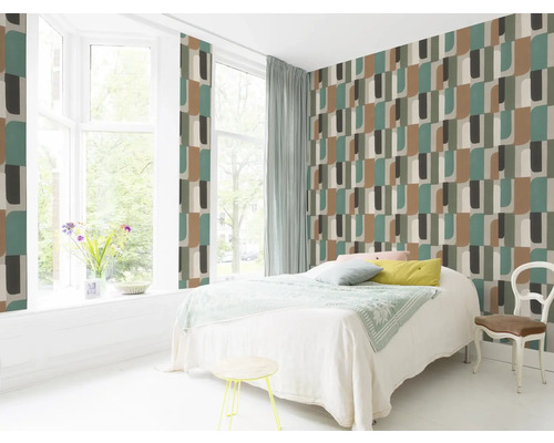 Helles Schlafzimmer mit geometrischer Mustertapete, Bett und Sitzgelegenheit