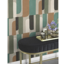 Scène avec papier peint à motifs, un banc, un plateau, des verres et un vase avec des fleurs.