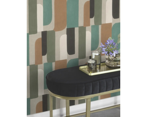 Szene mit gemusterter Tapete, einer Bank, einem Tablett, Gläsern und einer Vase mit Blumen.