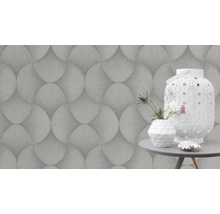 Papier peint à motif géométrique et objets de décoration sur une table