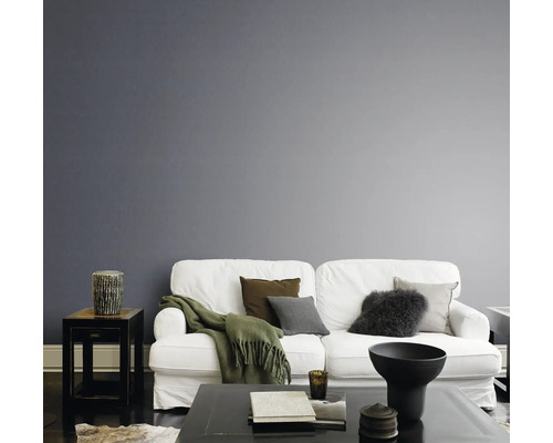 Salon avec canapé, coussins et décoration de table