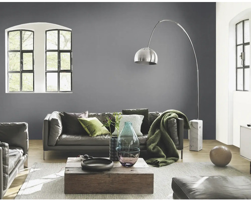 Wohnzimmer mit grauer Wandfarbe, Sofa, Holzcouchtisch und Bogenlampe