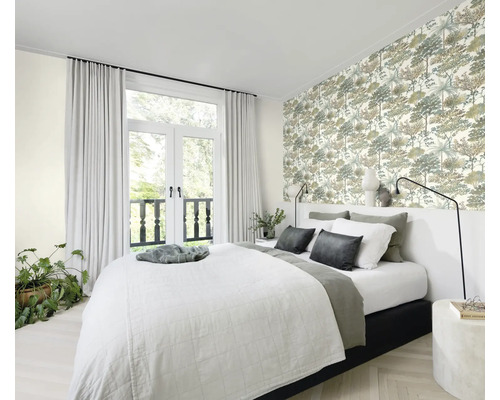 Chambre avec lit, rideaux, papier peint et porte de balcon