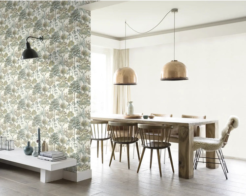 Salle à manger décorative avec papier peint à motifs d''arbres, table à manger en bois et suspensions.