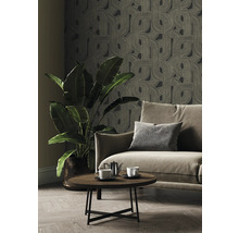 Wohnzimmer mit gemusterter Tapete, Sofa, Tisch und Zimmerpflanze
