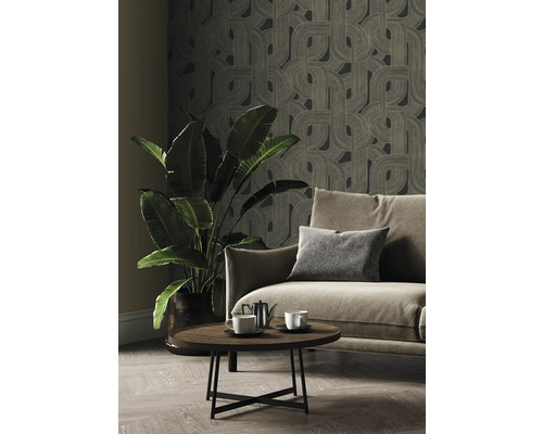 Wohnzimmer mit gemusterter Tapete, Sofa, Tisch und Zimmerpflanze