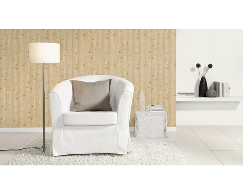 Salon avec fauteuil, lampadaire et revêtement mural en bois