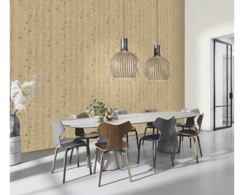 Salle à manger avec mur en bois, table à manger et suspensions