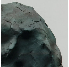 Gros plan d''une sculpture couleur bronze