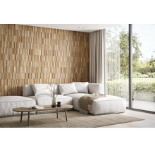 Salon lumineux avec mur en panneaux de bois, canapé et grande fenêtre donnant sur le jardin.