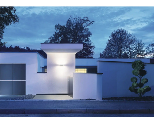 Außenansicht eines Hauses mit Außenleuchte an der Fassade