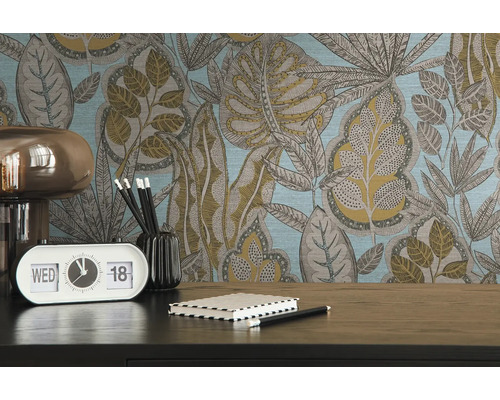 Nahaufnahme eines Schreibtisches mit floral gemusterter Tapete im Hintergrund