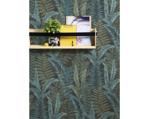 Mur avec papier peint à motif de fougères et étagère en bois avec décoration