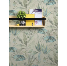 Wandgestaltung mit Pflanzenmuster und Holzregal mit Dekoration