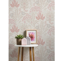Dekoratives Interieur mit Blumentapete, Tisch, Topfpflanze und Bilderrahmen.