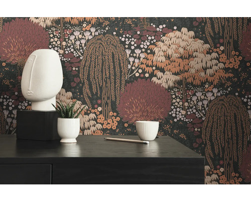 Dekoratives Zimmer mit einer dunklen Tapete mit floralem Muster, einer weißen Skulptur, einer kleinen Pflanze und einem Schreibtisch