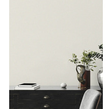 Nahaufnahme eines Zimmers mit dunklem Sideboard, Büchern, Dekorationen und Stuhl