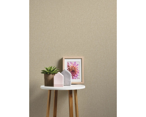 Tapete im Interieur mit Pflanze, Dekoration und Bild auf Tisch