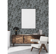 Dekoratives Wohnzimmer mit gemusterter Tapete, Sideboard und Sessel
