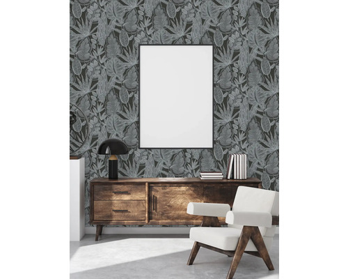 Dekoratives Wohnzimmer mit gemusterter Tapete, Sideboard und Sessel