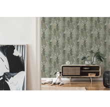 Dekoratives Wohnzimmer mit Farnmuster-Tapete, Lowboard und Hund