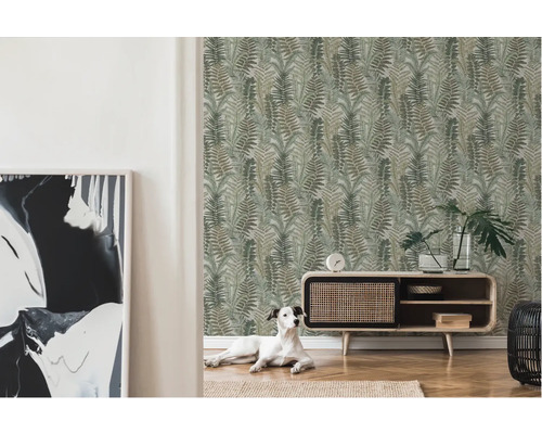 Dekoratives Wohnzimmer mit Farnmuster-Tapete, Lowboard und Hund