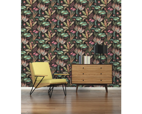 Wohnzimmer mit gelbem Sessel, Kommode, Lampe und Blumentapete