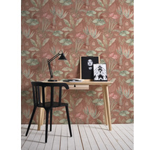Dekorative Tapete mit Pflanzenmotiven in einem Arbeitszimmer mit Schreibtisch und Stuhl.