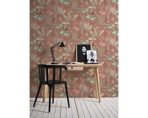 Papier peint décoratif à motifs végétaux dans un bureau avec bureau et chaise.