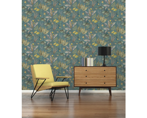 Salon avec papier peint à motifs, fauteuil et commode