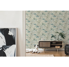 Zimmer mit gemusterter Tapete, Sideboard und Hund
