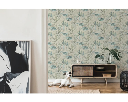 Zimmer mit gemusterter Tapete, Sideboard und Hund