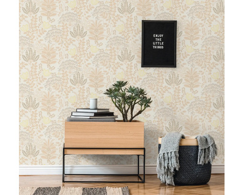 Szene mit gemusterten Tapeten, Beistelltisch und Wohnaccessoires