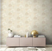 Innenraum mit gemusterter Tapete, Sideboard, Lampe, Dekoration und Teppich