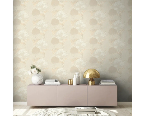 Intérieur avec papier peint à motifs, buffet, lampe, décoration et tapis