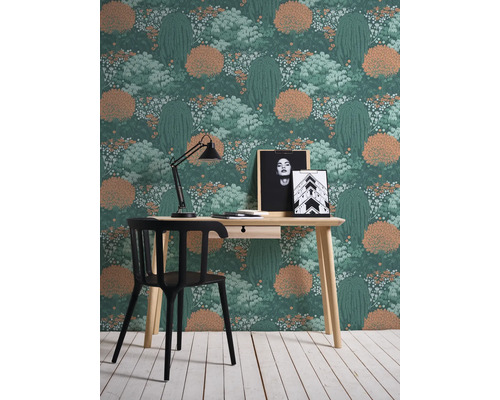 Scène de bureau avec papier peint à motifs avec motif d''arbre, bureau et chaise