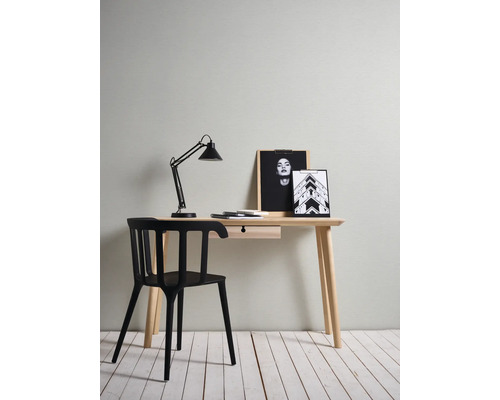 Schreibtisch mit Stuhl und Schreibtischlampe sowie Dekoration