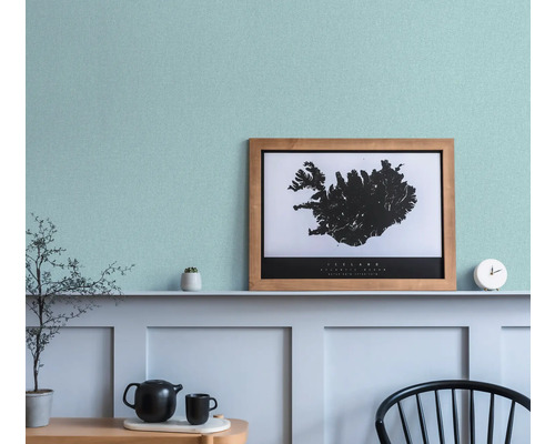 Dekoratives Zimmer mit Islandkarte im Rahmen an der Wand