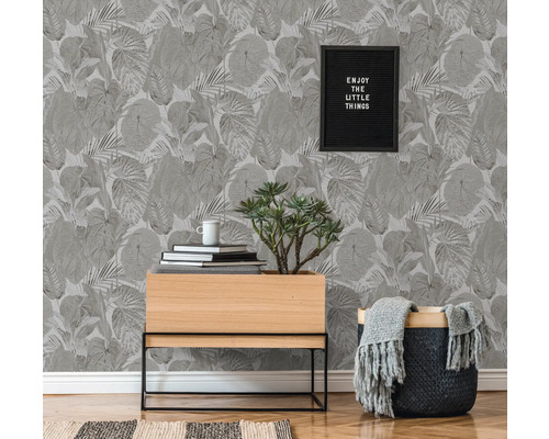 Wohnraum mit botanischer Mustertapete, Pflanztisch und Dekorationen für eine natürliche Atmosphäre