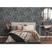 Schlafzimmer mit floral gemusterter Tapete, Bett und Einrichtung