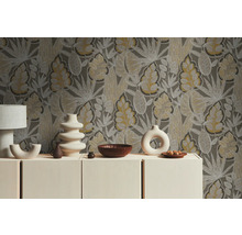 Wohnraum mit floral gemusterter Tapete, Sideboard und dekorativen Vasen