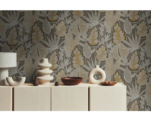 Wohnraum mit floral gemusterter Tapete, Sideboard und dekorativen Vasen