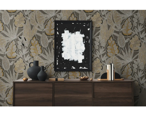 Dekoratives Wohnzimmer mit brauner Kommode und floraler Tapete