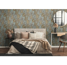 Schlafzimmer mit floral gemusterter Tapete und einem Bett mit Kissen