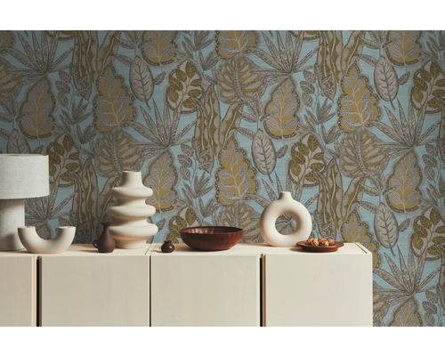 Dekorative Tapete mit Blättermuster im Wohnzimmer