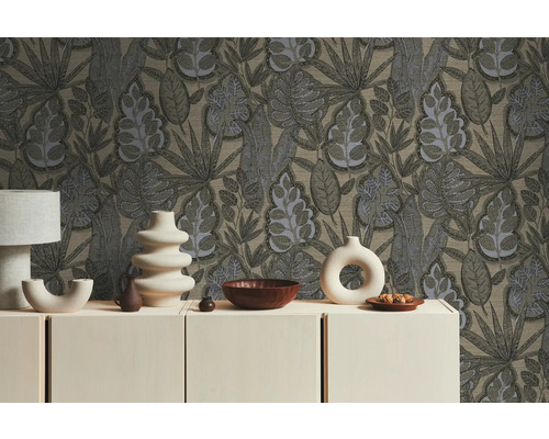 Innenraum mit gemusterter Tapete und dekorativen Objekten auf einer Kommode