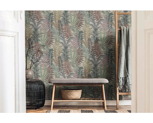Espace d''entrée avec papier peint fougère, banc et décoration