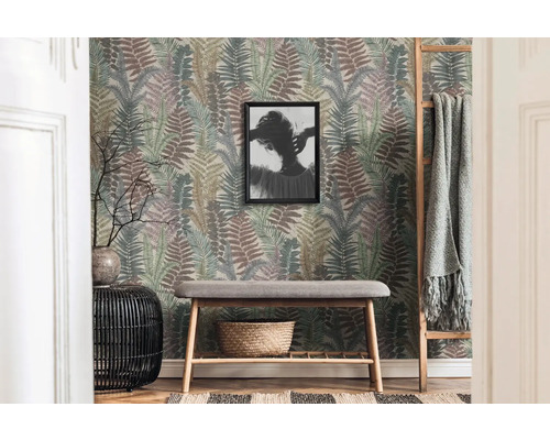 Couloir avec papier peint à motif de fougères, banc, échelle et décorations